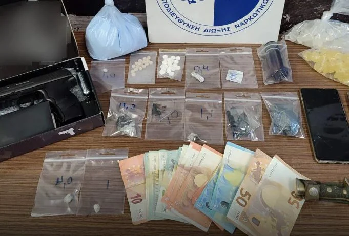 ΕΛ.ΑΣ.: Δύο συλλήψεις για διακίνηση ναρκωτικών – Χάπια άγνωστης σύστασης μεταξύ των κατασχεθέντων