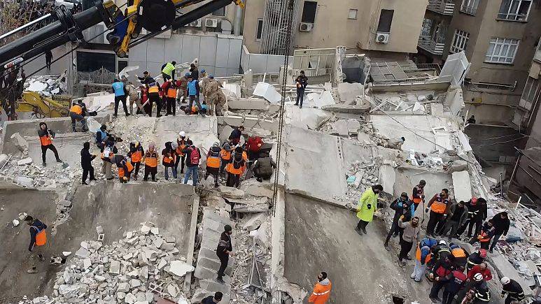 Στέλνει διασώστες με C130 η Ελλάδα στην Τουρκία