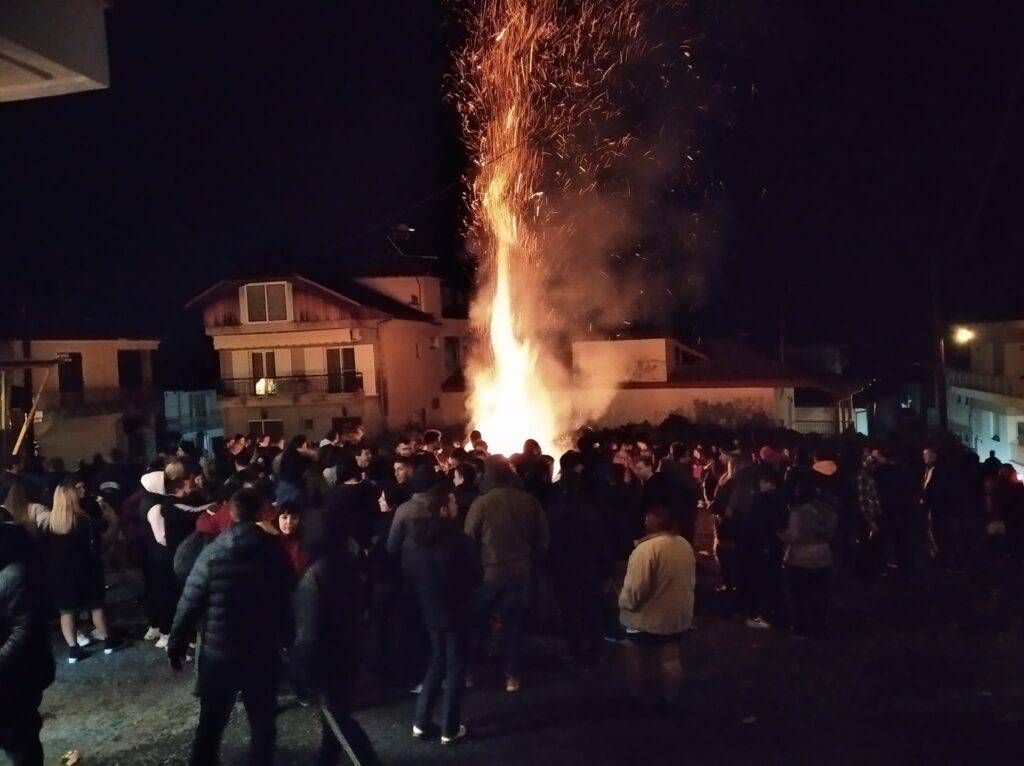 Λιτόχωρο: Το κάψιμο των κέδρων στα Μπαΐρια την Κυριακή της Αποκριάς