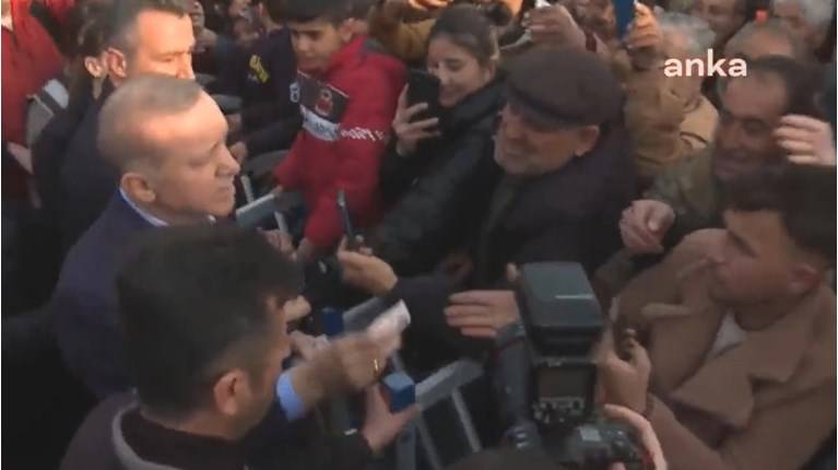 Εικόνες ντροπής: Ο Ερντογάν μοιράζει χρήματα στα σεισμόπληκτα παιδιά μπροστά στις κάμερες