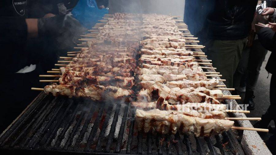 Η πόλη της Ελλάδας που κατανάλωσε 1 εκατομμύριο σουβλάκια την Τσικνοπέμπτη