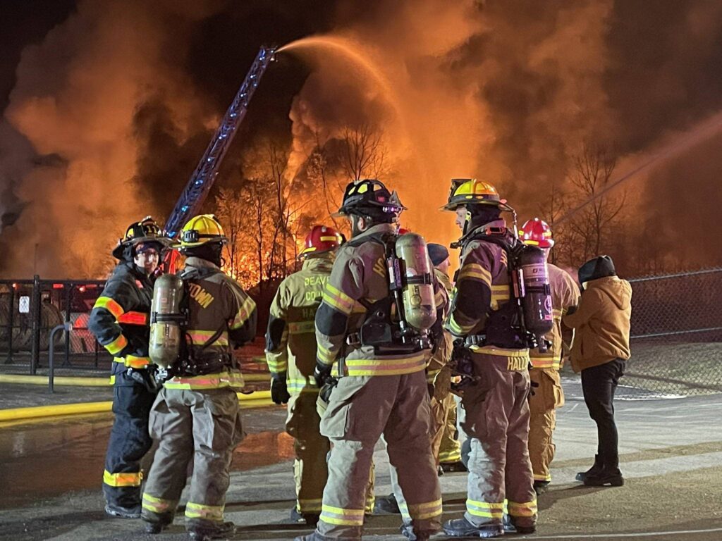 ΗΠΑ: Εκτροχιασμός αμαξοστοιχίας προκάλεσε μεγάλη πυρκαγιά στο Οχάιο – BINTEO
