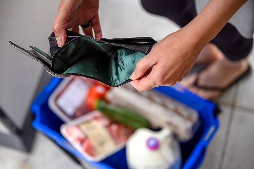 Κόβουν ψώνια και αποταμιεύσεις τα νοικοκυριά // Έρευνα