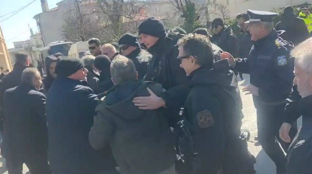 Επίσκεψη Μητσοτάκη: Ένταση και επεισόδια έξω από τη Βιβλιοθήκη Κοζάνης-Βίντεο