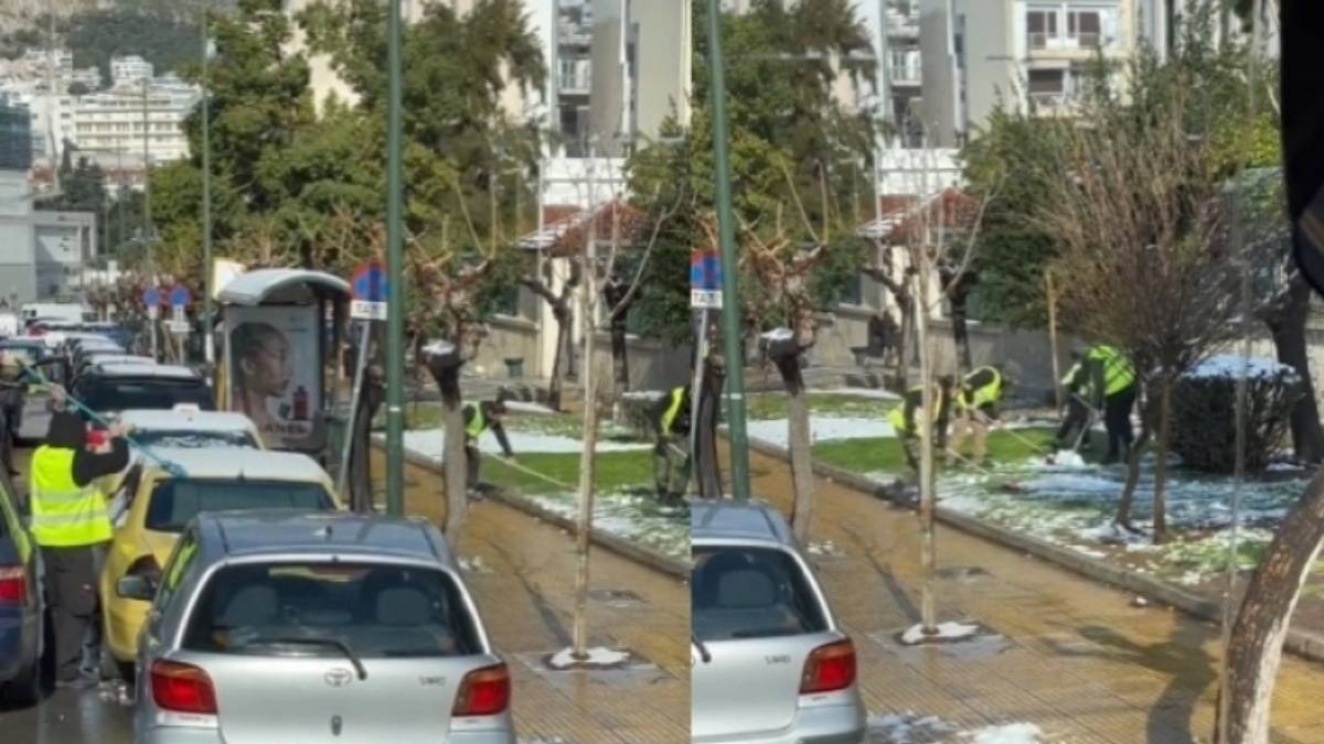 Τραγελαφικές καταστάσεις στο κέντρο της Αθήνας - Υπάλληλοι του Δήμου καθαρίζουν το χιόνι πάνω από το γρασίδι