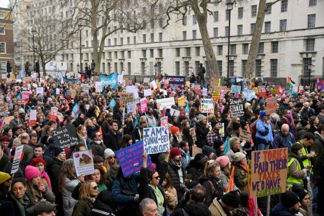 Σιδηροδρομική παράλυση έφερε στη Βρετανία η απεργία των εργαζομένων στα τρένα