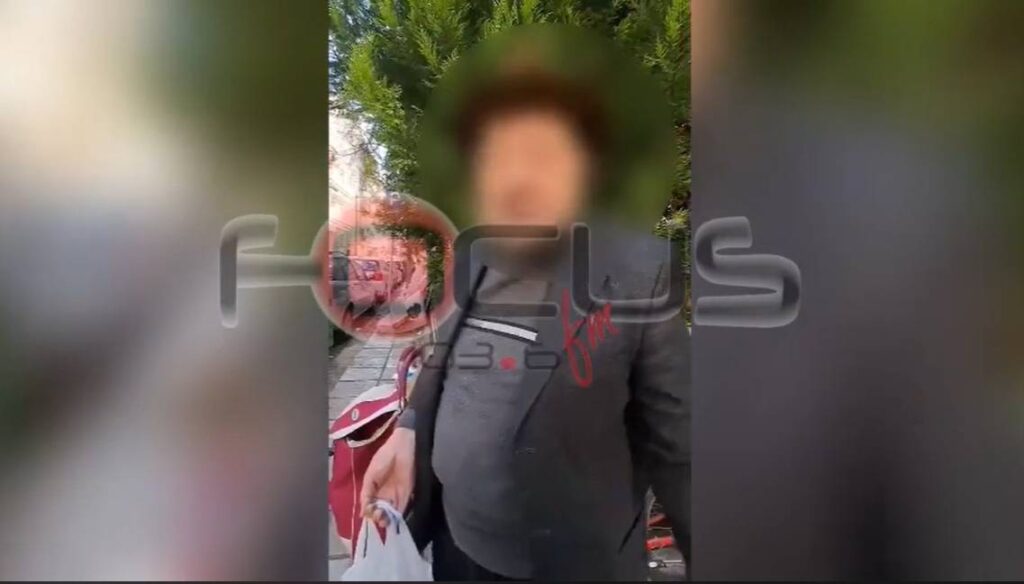 Τραγικό! Συνταξιούχος ψάχνει για φαγητό σε κάδο απορριμμάτων στη Θεσσαλονίκη // Video Focus FM 103.6