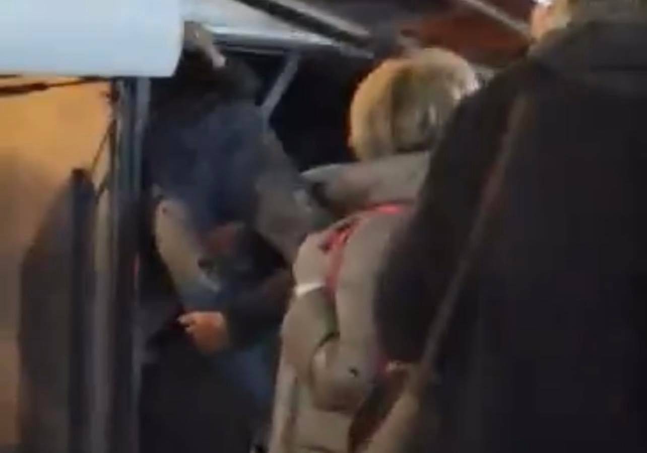 Κρυμμένοι παράνομοι μετανάστες πέρασαν τα σύνορα σε λεωφορείο από Κωνσταντινούπολη για Θεσσαλονίκη - ΒΙΝΤΕΟ