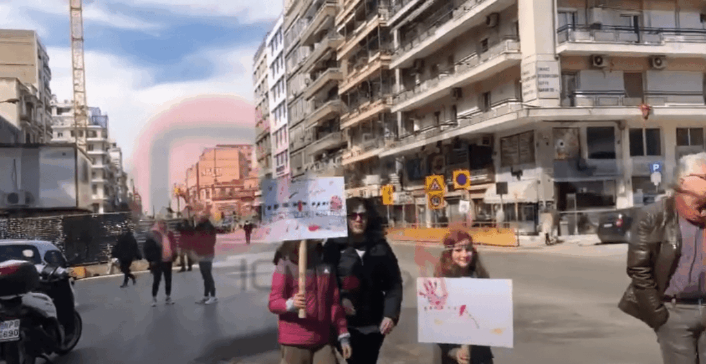 ΤΩΡΑ: Συγκινητική η συμμετοχή ακόμη και μικρών παιδιών στη συγκέντρωση της Θεσσαλονίκης
