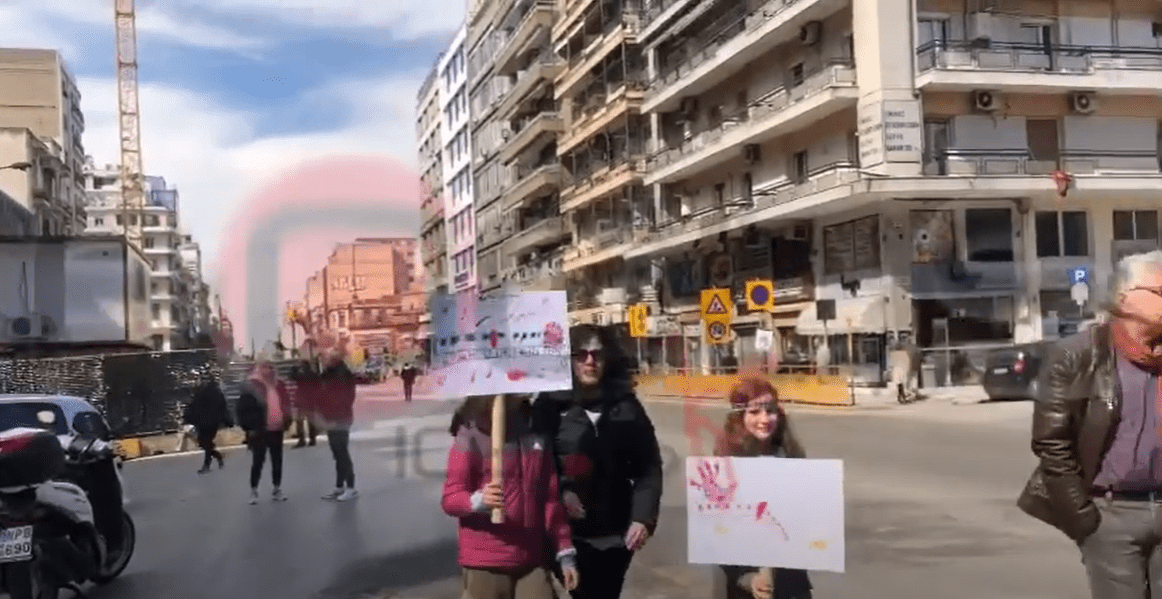 ΤΩΡΑ: Συγκινητική η συμμετοχή ακόμη και μικρών παιδιών στη συγκέντρωση της Θεσσαλονίκης