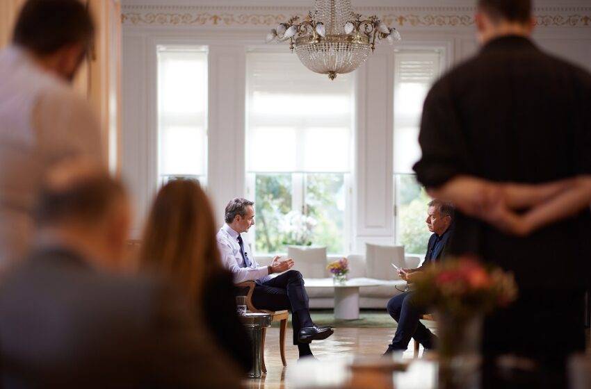 Χαμός στο twitter ΚΑΙ με το φινάλε της συνέντευξη Μητσοτάκη στον Θεοδωράκη