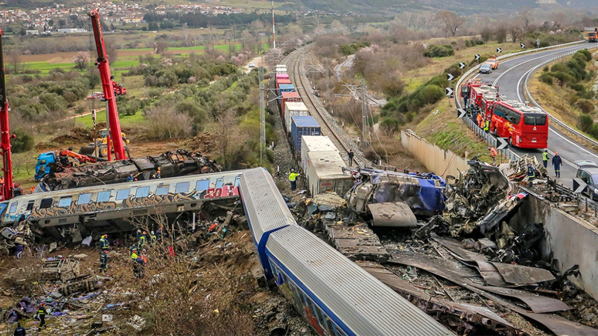 ΕΛ.ΑΣ: Ταυτοποιήθηκαν συνολικά 56 νεκροί στο σιδηροδρομικό δυστύχημα στα Τέμπη