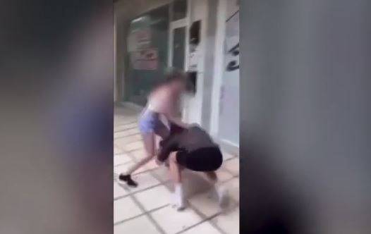 Βίντεο ντοκουμέντο από τον ξυλοδαρμό 15χρονης από συνομήλική της στον Εύοσμο