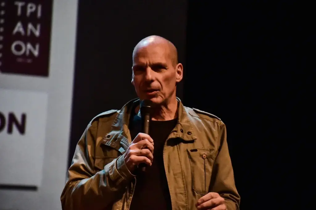 Στον εισαγγελέα ο 17χρονος για την επίθεση στον Γιάνη Βαρουφάκη