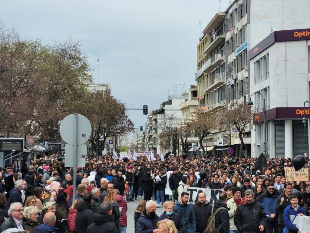 Λάρισα: Πορεία διαμαρτυρίας για το δυστύχημα στα Τέμπη με μεγάλη συμμετοχή