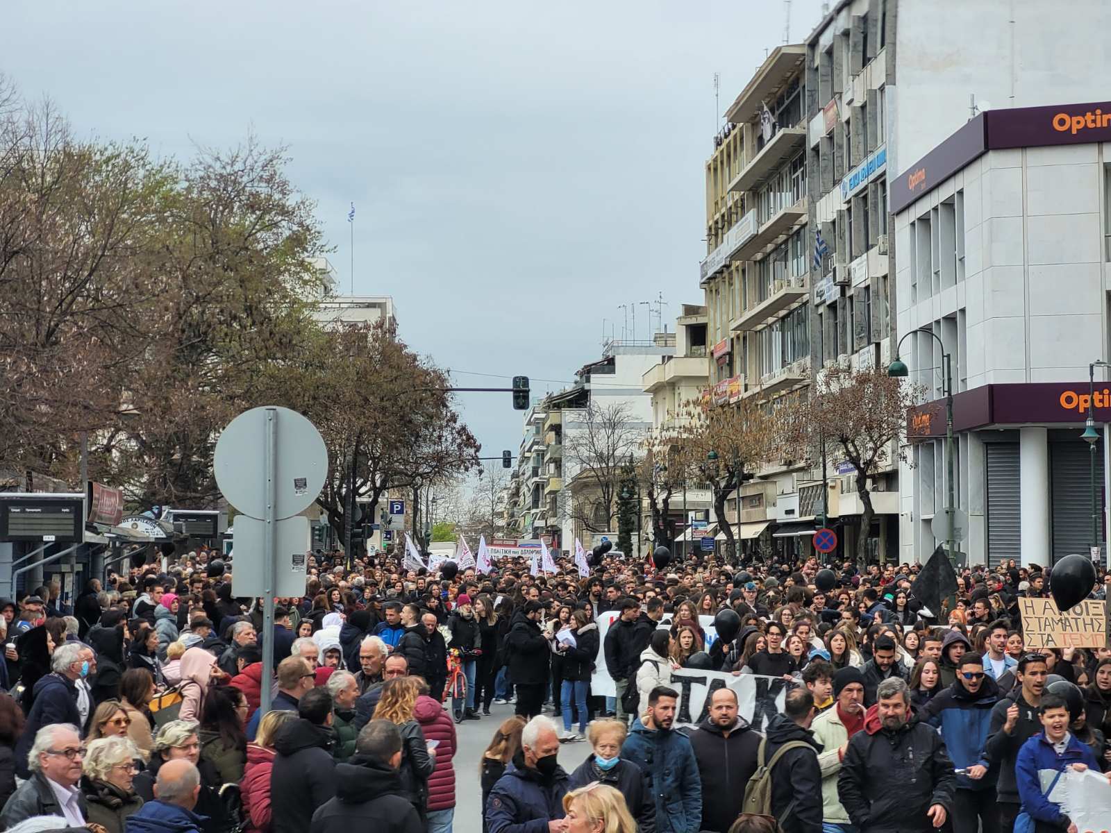 Λάρισα: Πορεία διαμαρτυρίας για το δυστύχημα στα Τέμπη με μεγάλη συμμετοχή