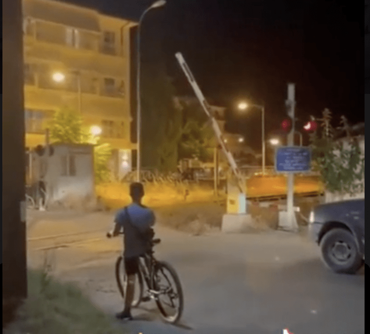 Βίντεο - σοκ από το Αμύνταιο Φλώρινας - Περνάει τρένο όταν σηκώνονται οι μπάρες