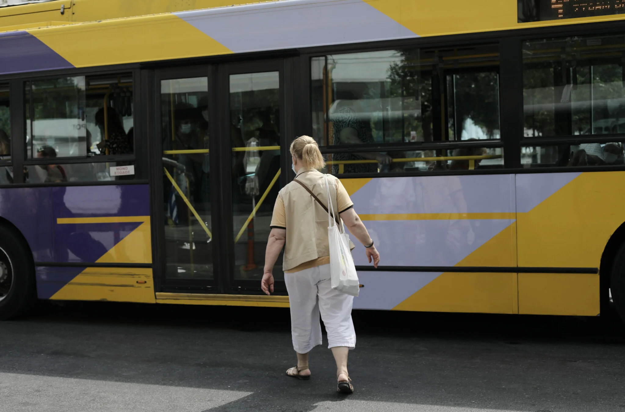 Πανικός σε λεωφορείο: Έπεσε οροφή ενώ βρισκόταν μέσα επιβάτες