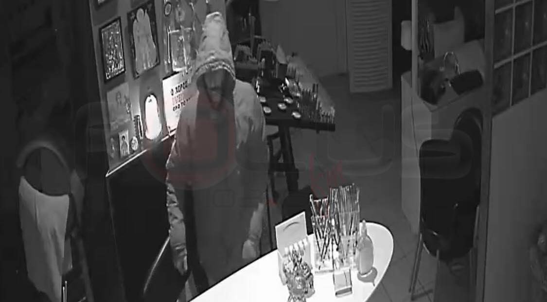 Θεσσαλονίκη: Καρέ - καρέ ληστεία σε κομμωτήριο // ΒΙΝΤΕΟ