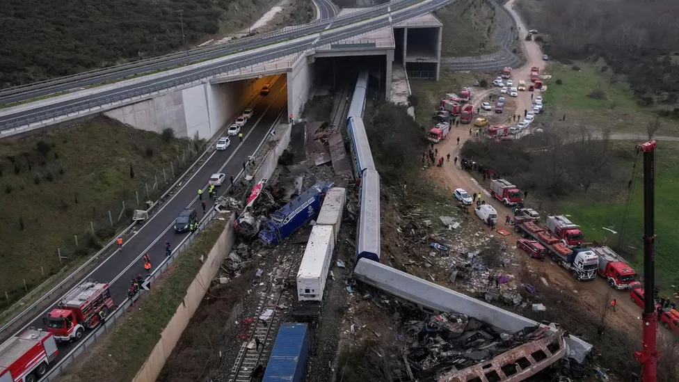 Σύγκρουση τρένων στη Λάρισα: Απομακρύνθηκε από το σημείο της τραγωδίας και το πέμπτο βαγόνι