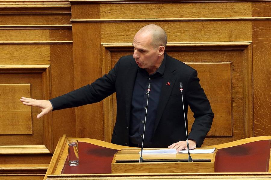 Ξυλοκοπήθηκε άγρια ο Γιάνης Βαρουφάκης στα Εξάρχεια -Μεταφέρθηκε στον Ευαγγελισμό