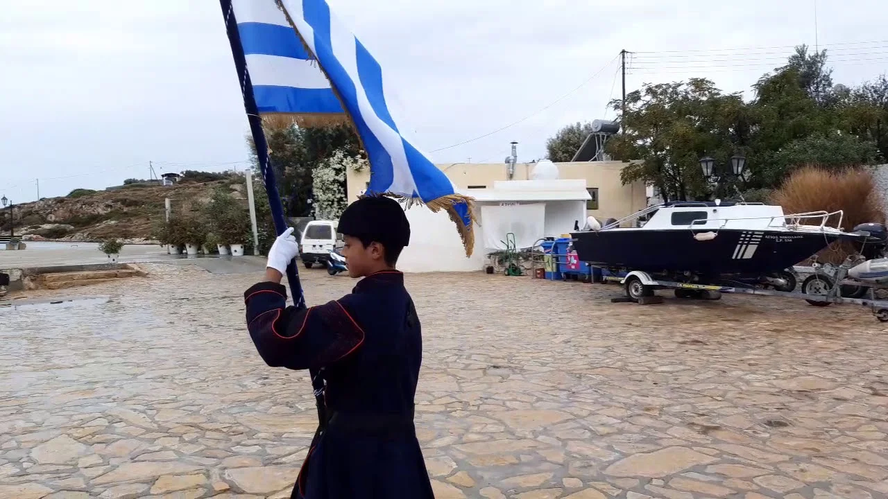 Συγκίνηση στους Αρκιούς: Mαθητές από τη Βούλα θα παρελάσουν μαζί με τον μοναδικό μαθητή του νησιού