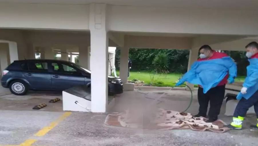 Ωρωπός: Εικόνες ντροπής – “Νοσηλευτές πλένουν” γυμνή 70χρονη γυναίκα με λάστιχο σε πιλοτή