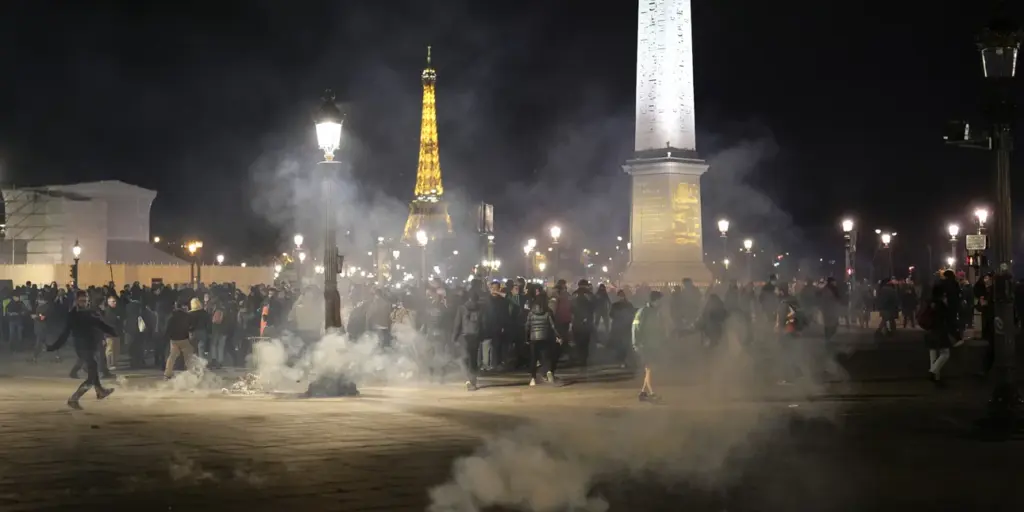 Πεδίο μάχης το Παρίσι – 217 συλλήψεις στις διαδηλώσεις για το συνταξιοδοτικό, επεισόδια, μολότοφ και χημικά// ΒΙΝΤΕΟ