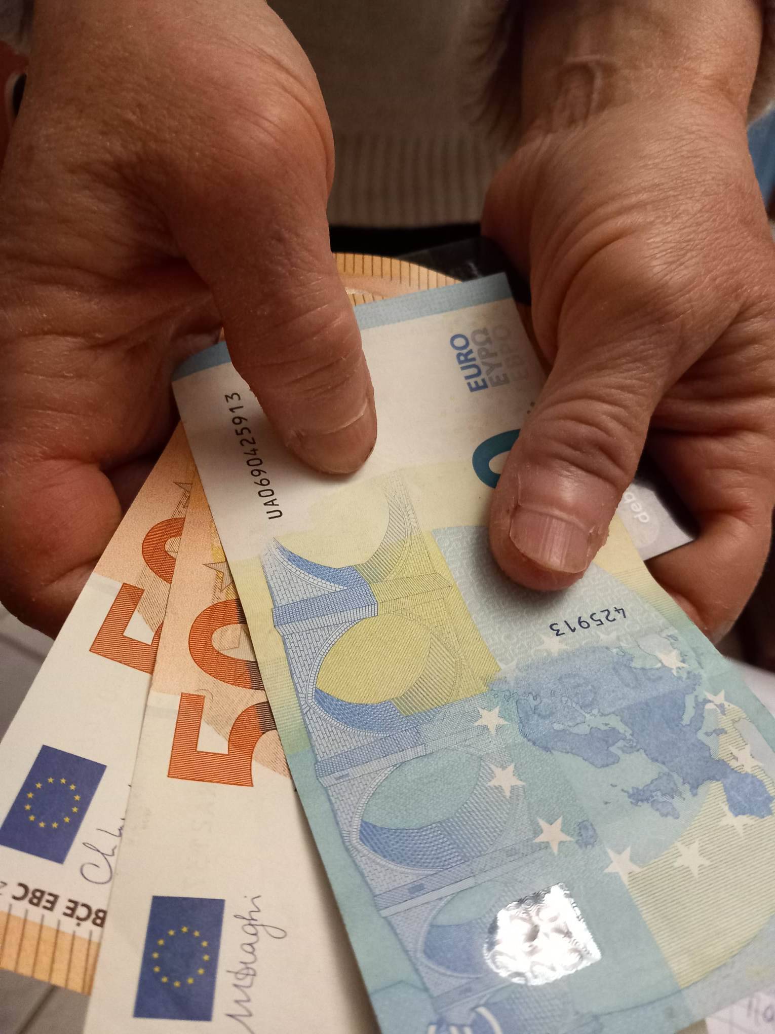 Συντάξεις – επιδόματα: Πότε καταβάλλονται στους δικαιούχους