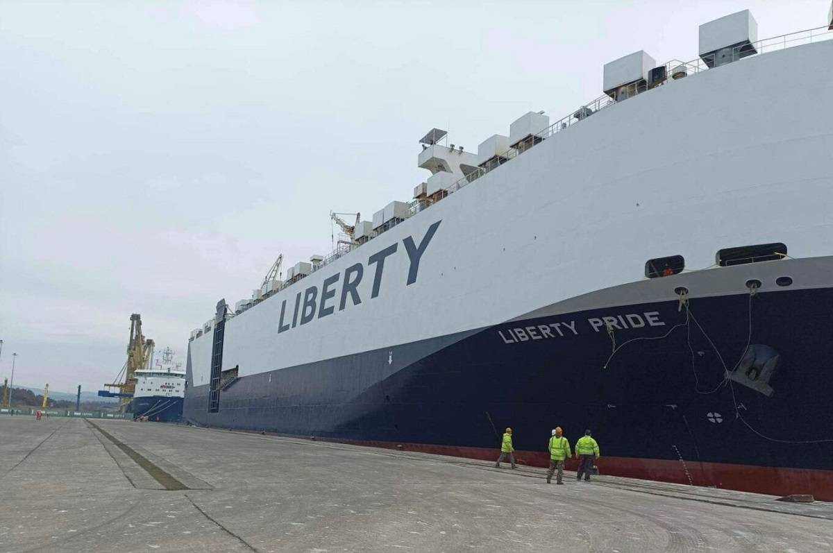 Γιγαντιαίο αμερικανικό πλοίο με στρατιωτικά εφόδια έφτασε στην Αλεξανδρούπολη