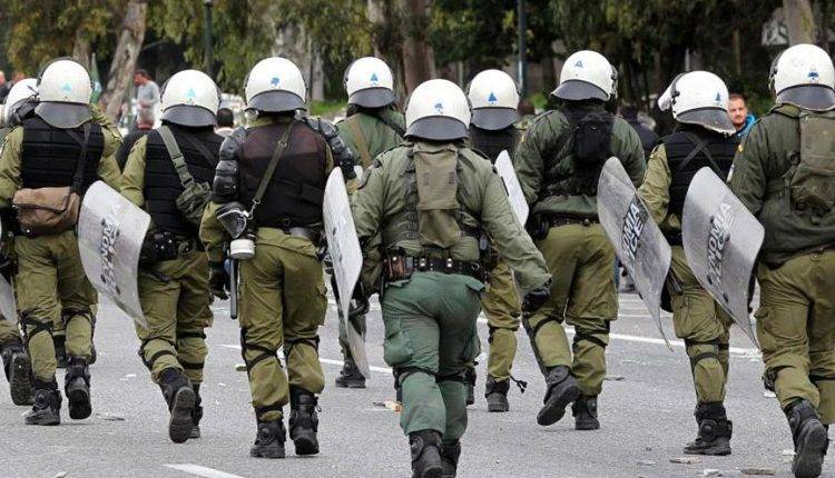 Εξάρχεια: Ανήλικος απείλησε διμοιρία των ΜΑΤ με ψεύτικο όπλο