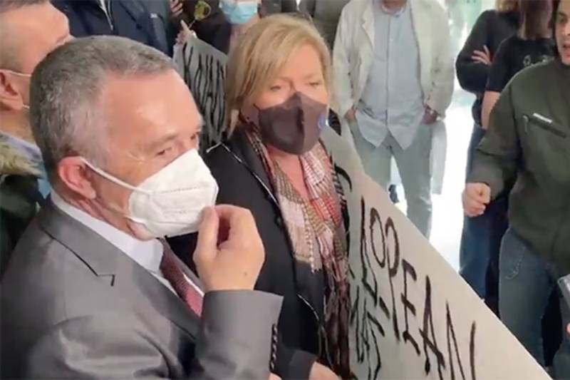 Αλεξανδρούπολη: Αποδοκιμασίες και «στρίμωγμα» της Γκάγκα από φοιτητές, γιατρούς και νοσηλευτές //ΒΙΝΤΕΟ