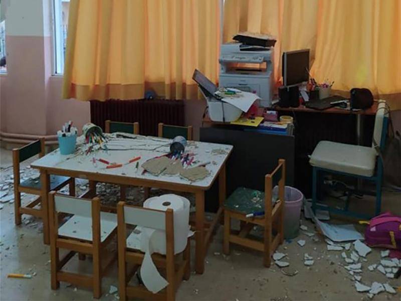 Σχολεία υπό κατάρρευση: Τραυματίστηκε μαθητής από πτώση σοβάδων και ένας άλλος γλύτωσε από τύχη