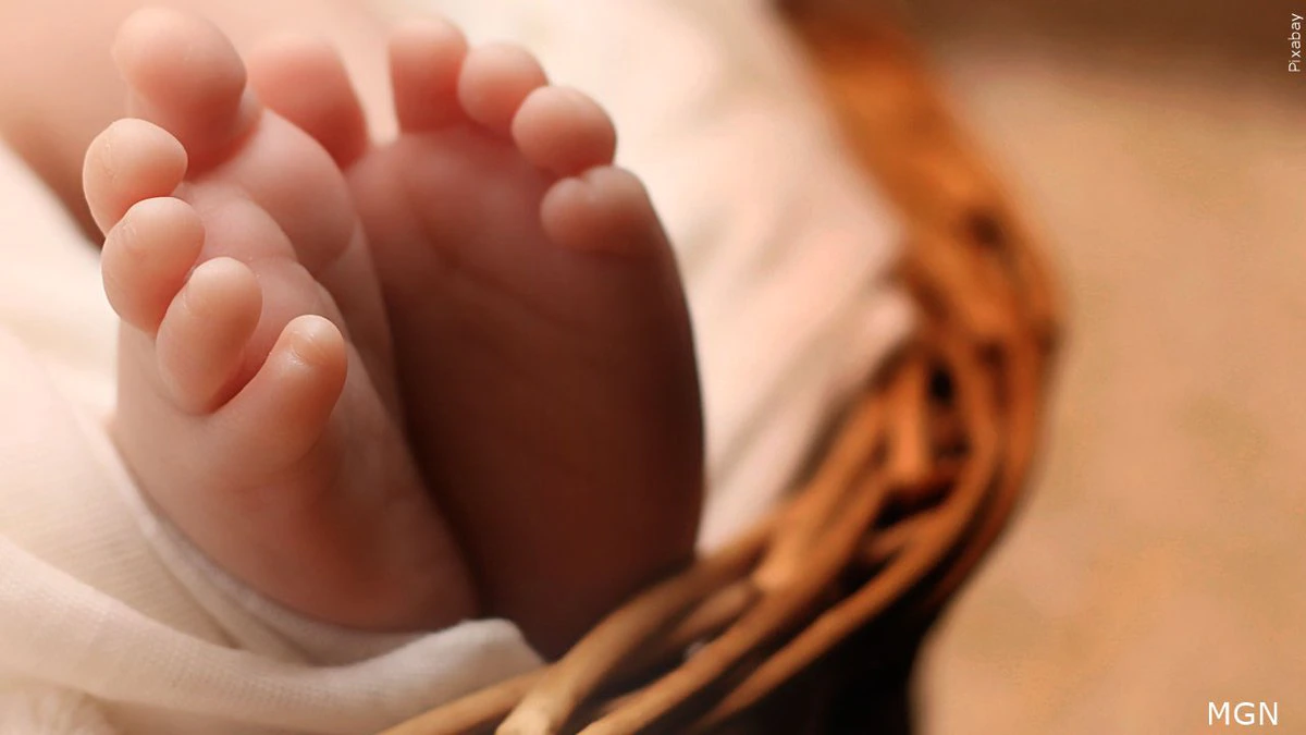 Σοκ στη Θεσσαλονίκη - Βρέφος 47 ημερών πέθανε ενώ ο πατέρας του συνελήφθη για ανθρωποκτονία από αμέλεια