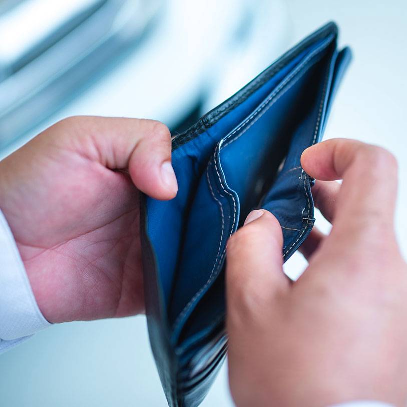 Έρευνά- ΣΟΚ: Σε εξαθλίωση τα ελληνικά νοικοκυριά – Μείωσαν κρέας, μπάνιο, σιδέρωμα και μετακινήσεις- Φορούν περισσότερα ρούχα για να γλιτώσουν λεφτά από τη θέρμανση