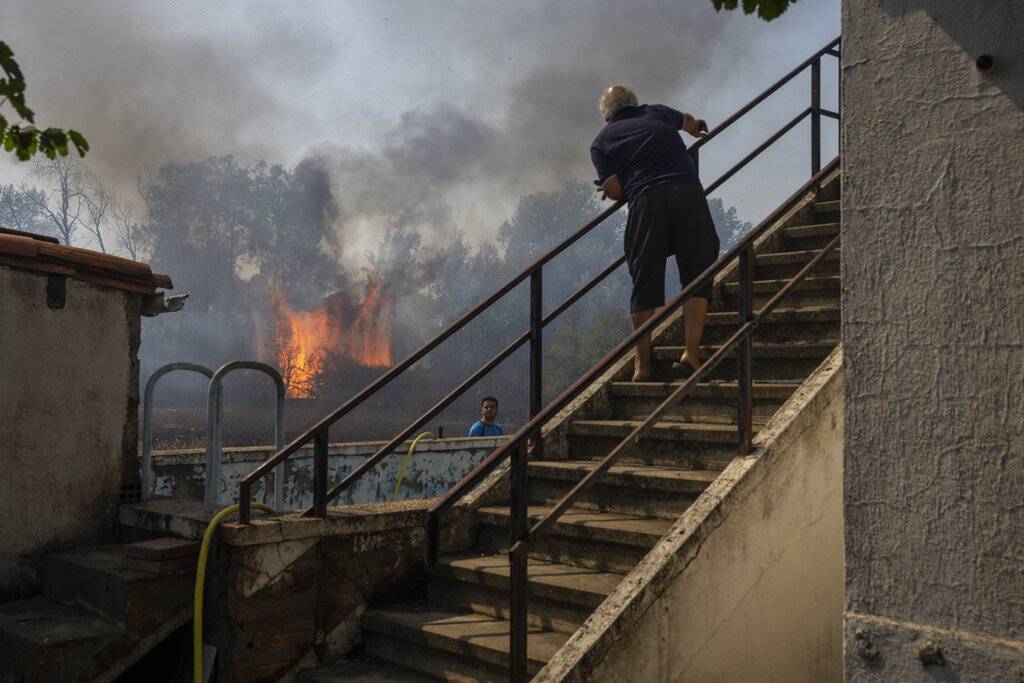 Πυρκαγιά σε αποθήκη στο Αμβούργο – Φόβοι για τοξίνες στην ατμόσφαιρα