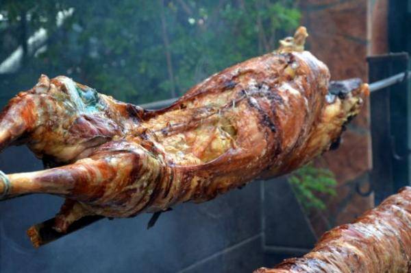 Πόσο θα κοστίσει φέτος το σούβλισμα – “Βγάζουν” οι Έλληνες από το τραπέζι το παραδοσιακό αρνί //ΒΙΝΤΕΟ