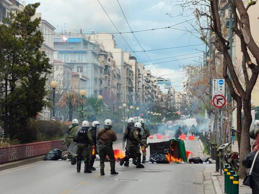ΒΙΝΤΕΟ ΚΑΙ ΦΩΤΟ: Επεισόδια έξω από το Oικονομικό Πανεπιστήμιο Αθηνών-Έκλεισε η Πατησίων