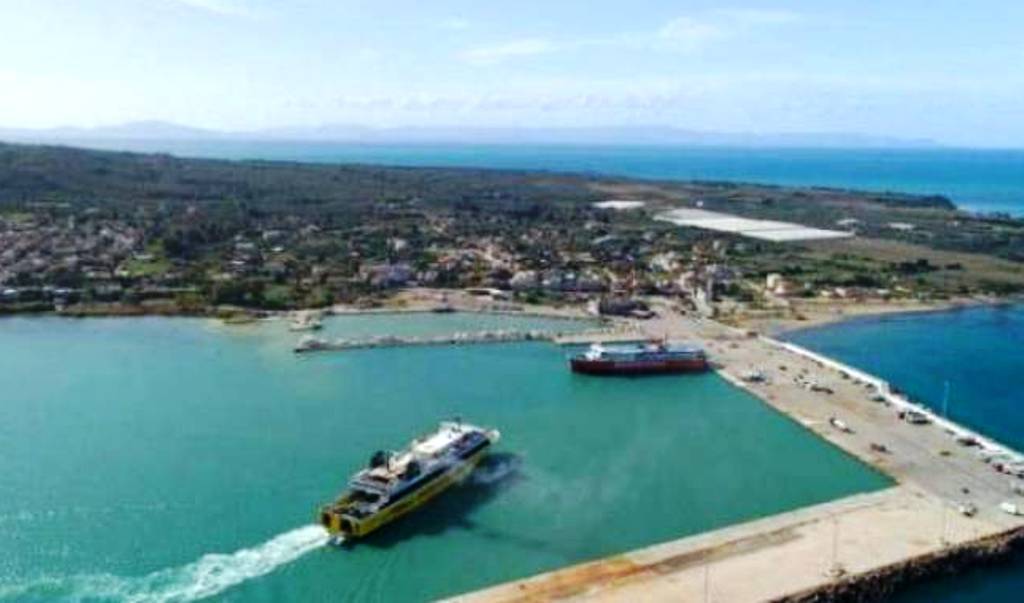 Σύγκρουση επιβατικών πλοίων στο λιμάνι της Κυλλήνης