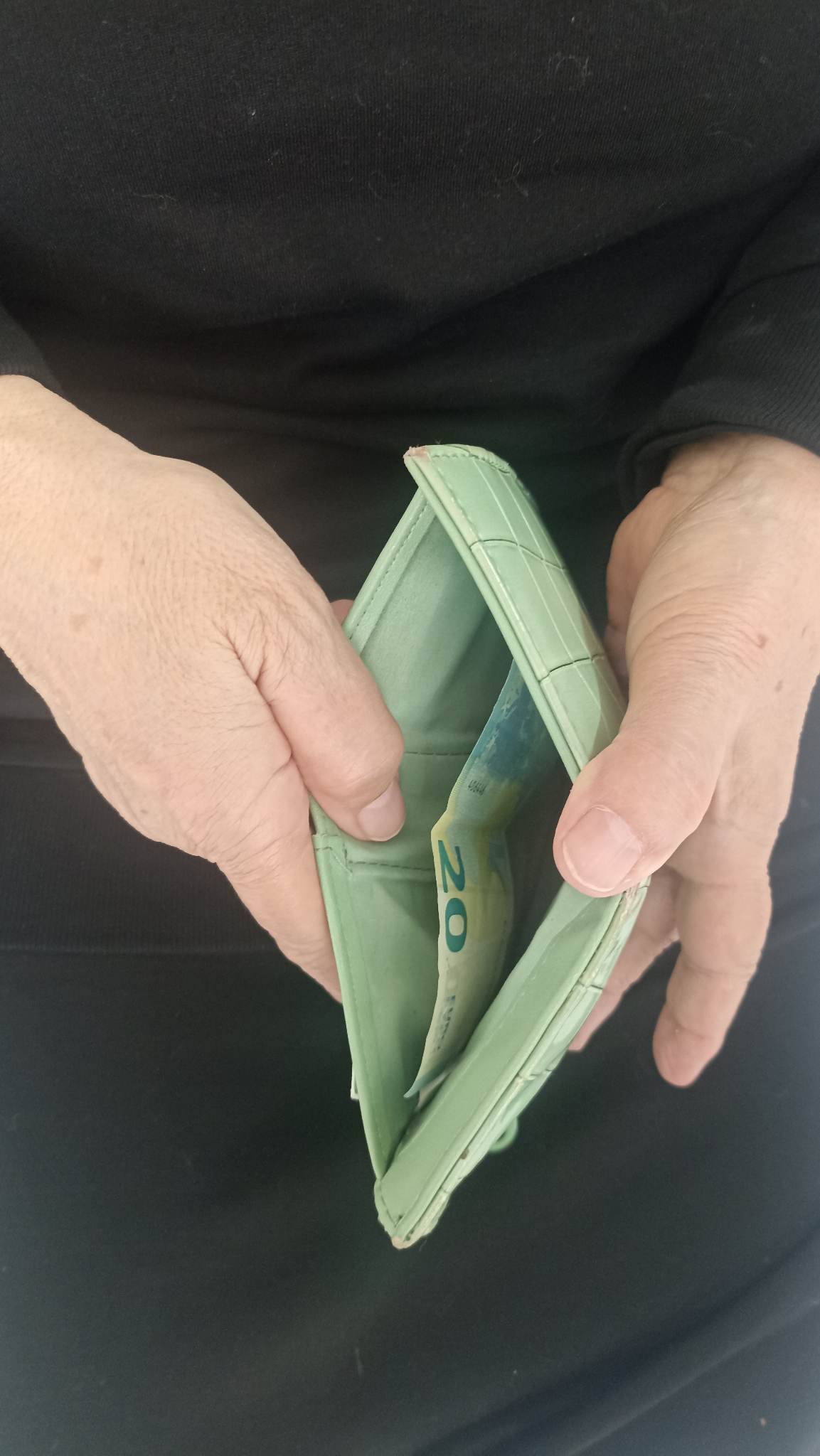 «Φωτιά» τρόφιμα και καύσιμα - Δεν μπορούν να πάρουν ανάσα τα νοικοκυριά