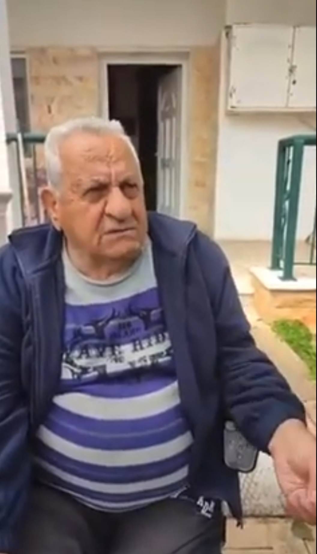 Απανθρωπιά: Πετούν στο δρόμο ηλικιωμένο με κινητικά προβλήματα // VIDEO