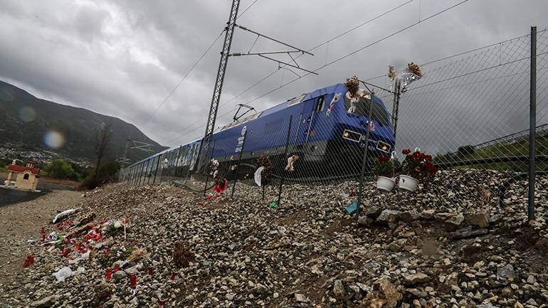 Η στιγμή που το τρένο περνά από το σημείο της τραγωδίας στα Τέμπη //ΒΙΝΤΕΟ