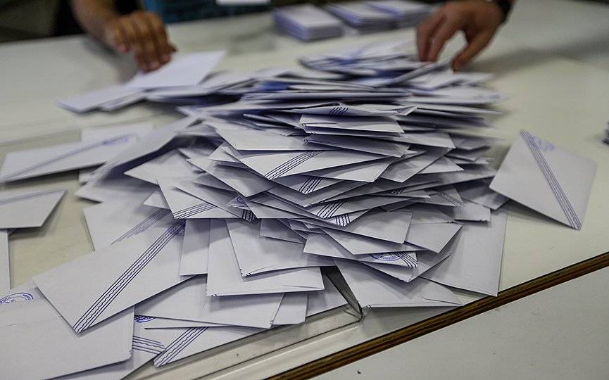 Απίστευτο! Δικαστική αντιπρόσωπος “ξέχασε” σάκο με ψηφοδέλτια στη Θεσσαλονίκη