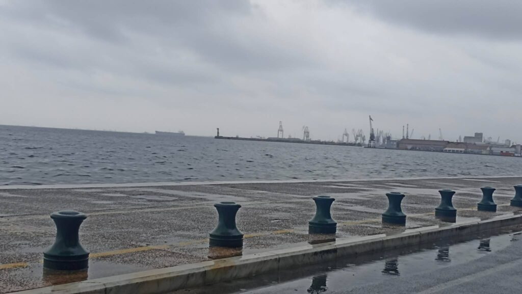 Τοπικές βροχές σήμερα στα δυτικά και βόρεια – Ο καιρός το Σαββατοκύριακο