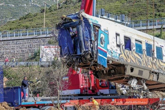 Άρθρο – ράπισμα από τη Le Monde στην κυβέρνηση Μητσοτάκη για την τραγωδία στα Τέμπη