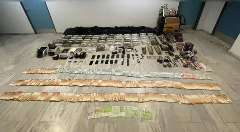Ποινική δίωξη για δύο κακουργήματα ασκήθηκε στους συλληφθέντες για τα 100 κιλά κοκαΐνης