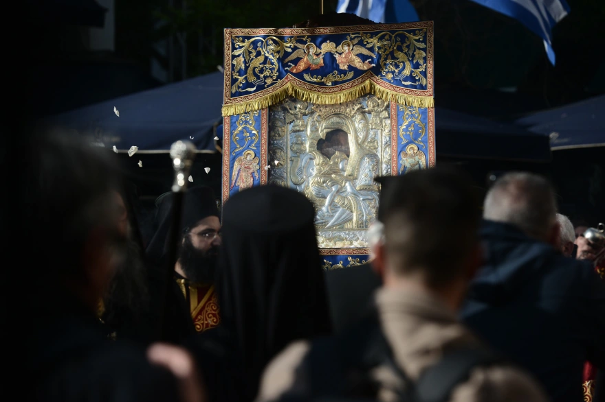 «Άξιoν Εστί»: Μαζική η προσέλευση πιστών για την εικόνα της Παναγίας