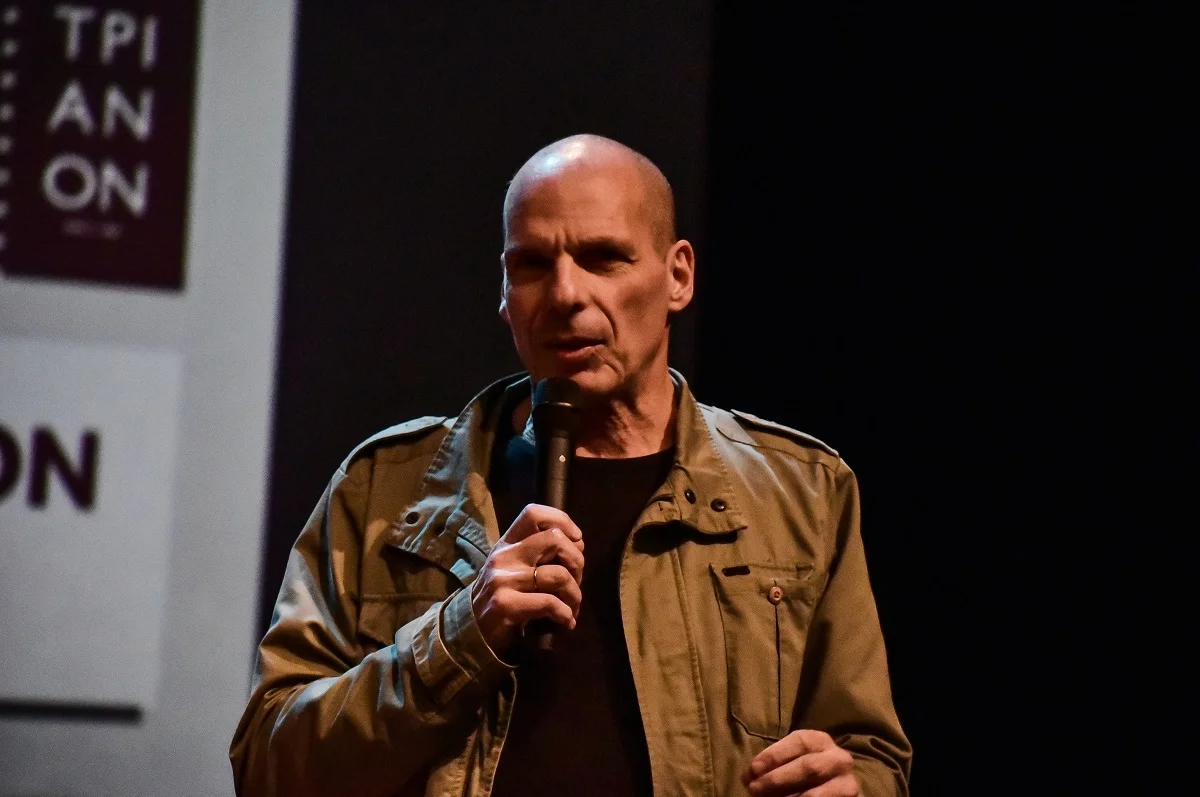 Συνελήφθη 30χρονος για τον ξυλοδαρμό του Γιάνη Βαρουφάκη στα Εξάρχεια