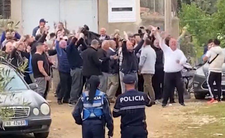 Χειμάρρα: Νίκη του Φρέντι Μπελέρη στις εκλογές – Πανηγυρισμοί των ομογενών