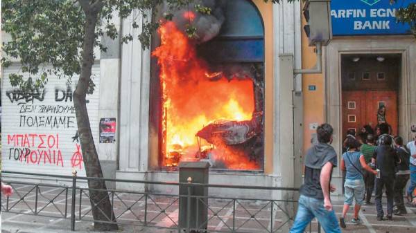 Marfin: 13 χρόνια μετά οι νεκροί περιμένουν ακόμη την δικαίωση